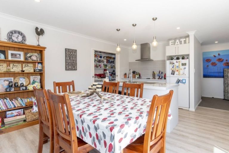 Photo of property in 22 Lakeside Terrace, Omokoroa, 3114