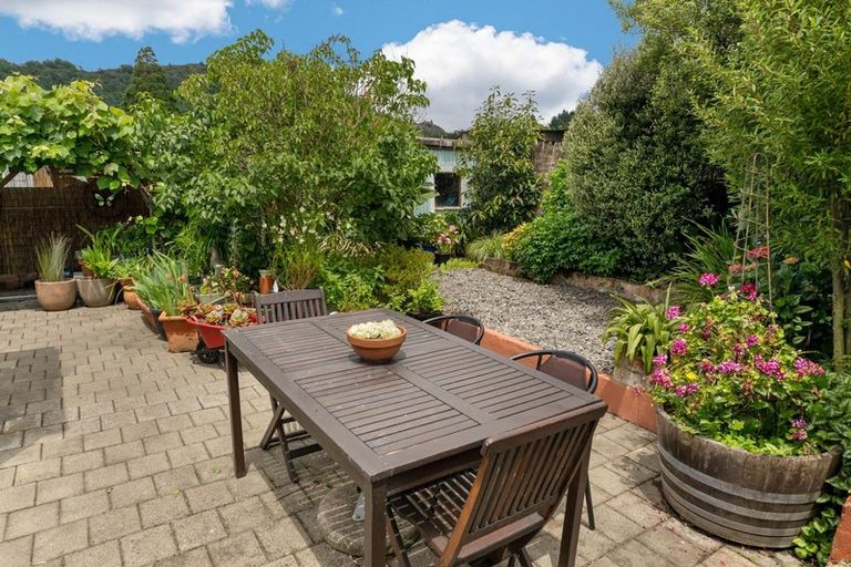 Photo of property in 35 York Street, Picton, 7220