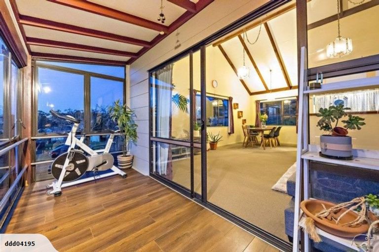 Photo of property in 17 Banyan Drive, Totara Heights, Auckland, 2105