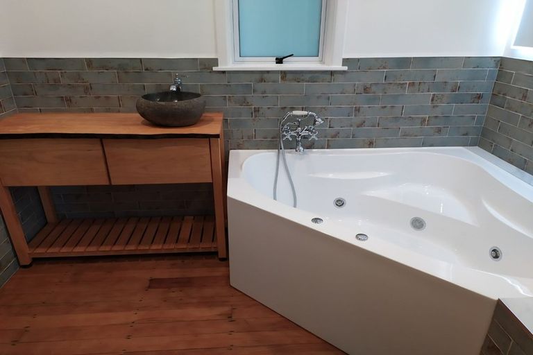 Photo of property in 5 Kendal Place, Merrilands, New Plymouth, 4312