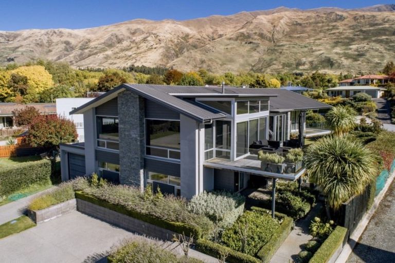 Photo of property in 33 Sargood Drive, Wanaka, 9305