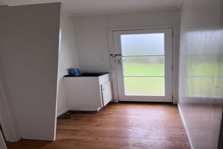 Photo of property in 52 Buscomb Avenue, Henderson, Auckland, 0610