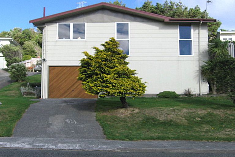 Photo of property in 42 Colchester Crescent, Newlands, Wellington, 6037