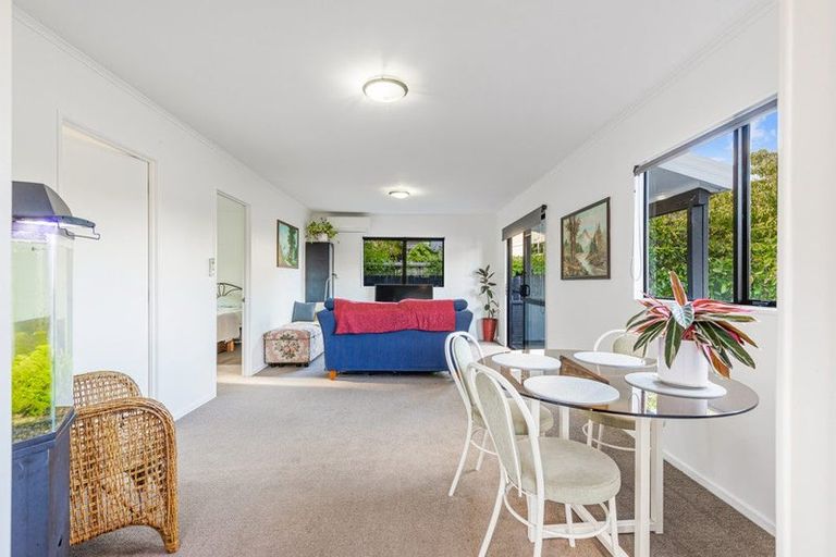 Photo of property in 1/6 Peterhouse Place, West Harbour, Auckland, 0618
