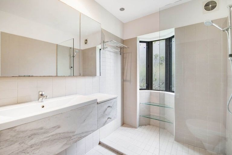 Photo of property in 1 The Knoll, Greenhithe, Auckland, 0632