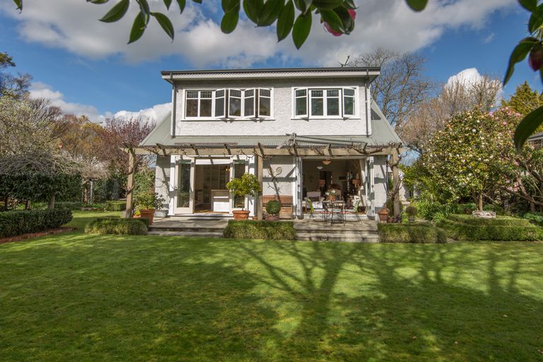 Photo of property in 166 Fendalton Road, Fendalton, Christchurch, 8052