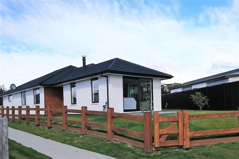 Photo of property in 40 Marbleleaf Lane, Albert Town, Wanaka, 9305
