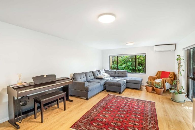 Photo of property in 10 Glen Vista Place, Bayview, Auckland, 0629