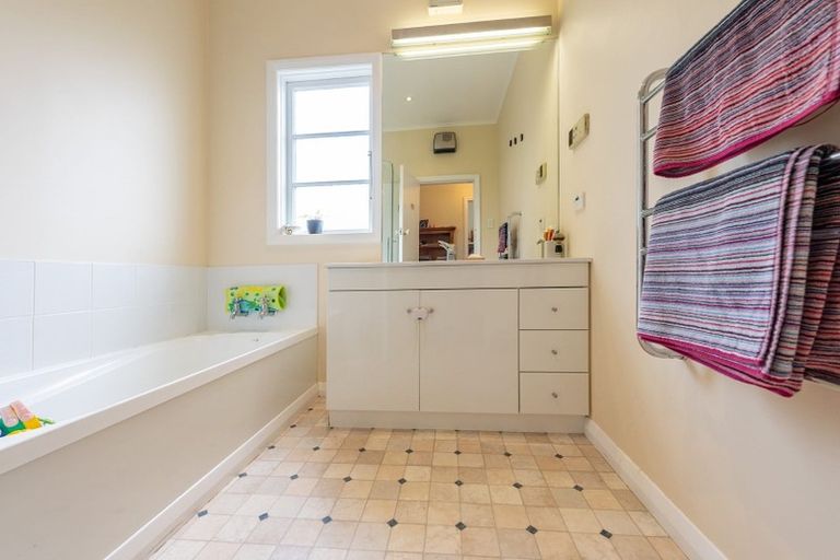 Photo of property in 17 Izard Road, Khandallah, Wellington, 6035