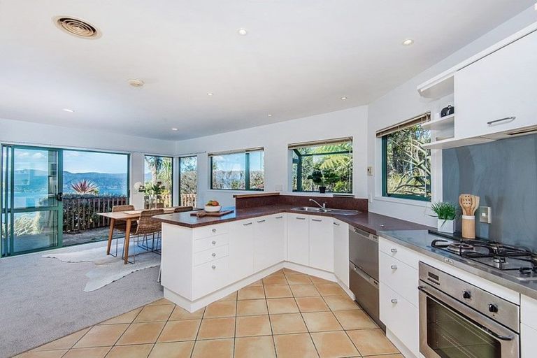 Photo of property in 44 Dress Circle, Newlands, Wellington, 6037