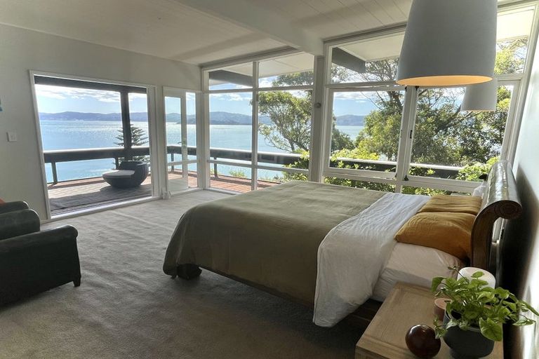 Photo of property in 11 Richmond Road, Mahina Bay, Lower Hutt, 5013