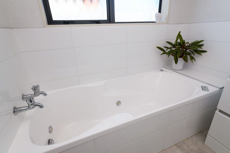 Photo of property in 12 Mana Place, Awapuni, Palmerston North, 4412