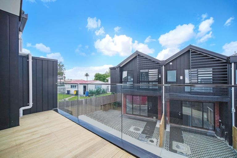 Photo of property in 5/233 Great North Road, Henderson, Auckland, 0612