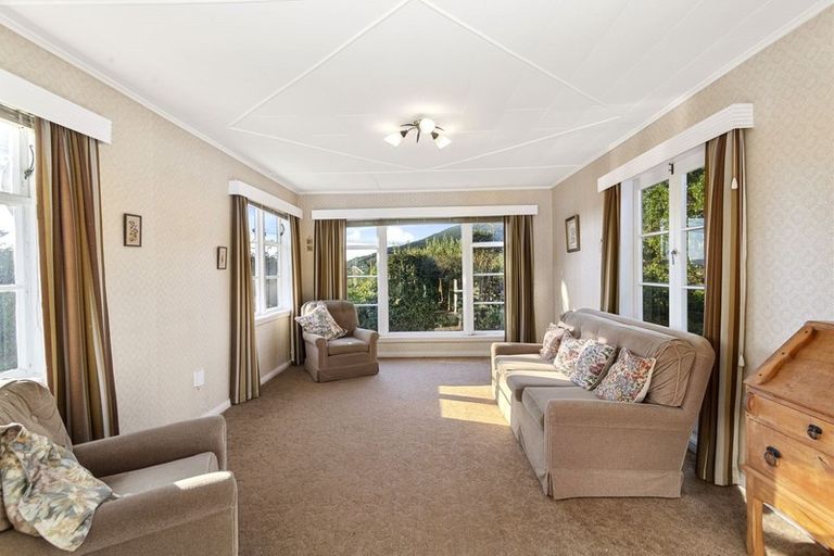 Photo of property in 2 Ongley Crescent, Tawa, Wellington, 5028