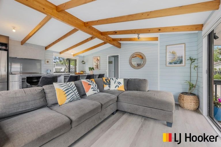 Photo of property in 2/90 Wattle Farm Road, Wattle Downs, Auckland, 2103