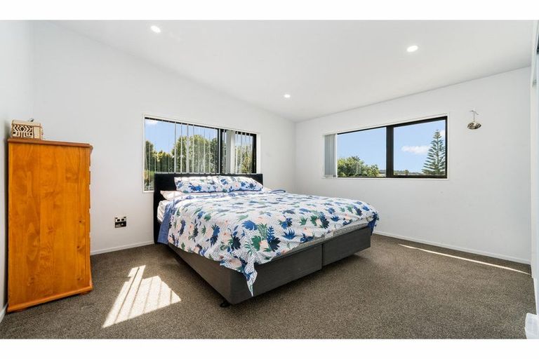 Photo of property in 2 Mile Place, Henderson, Auckland, 0612