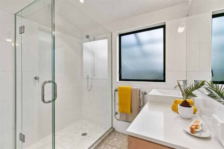 Photo of property in 193a Queen Street, Northcote Point, Auckland, 0627