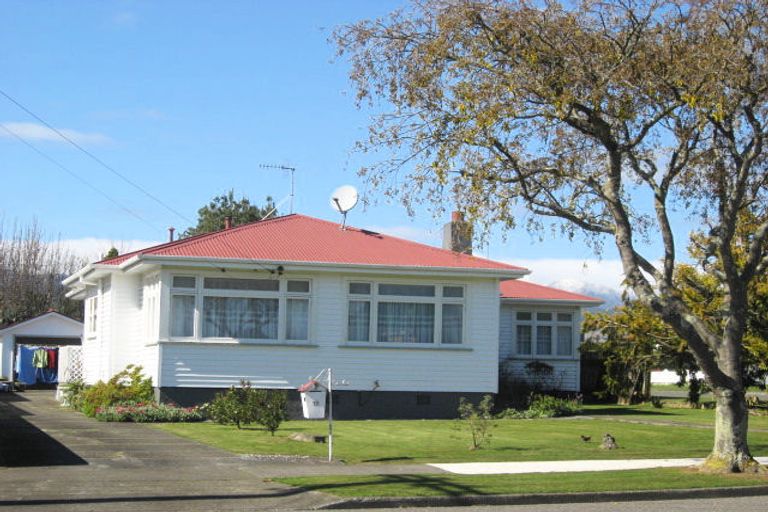 Photo of property in 72 Queenwood Road, Levin, 5510