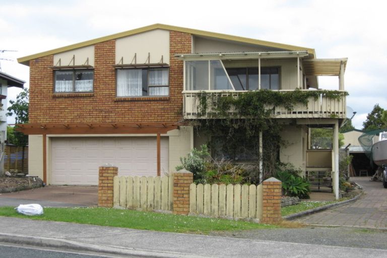 Photo of property in 1411 Whangaparaoa Road, Army Bay, Whangaparaoa, 0930