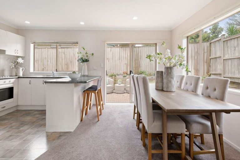 Photo of property in 10 Attymon Lane, East Tamaki, Auckland, 2016