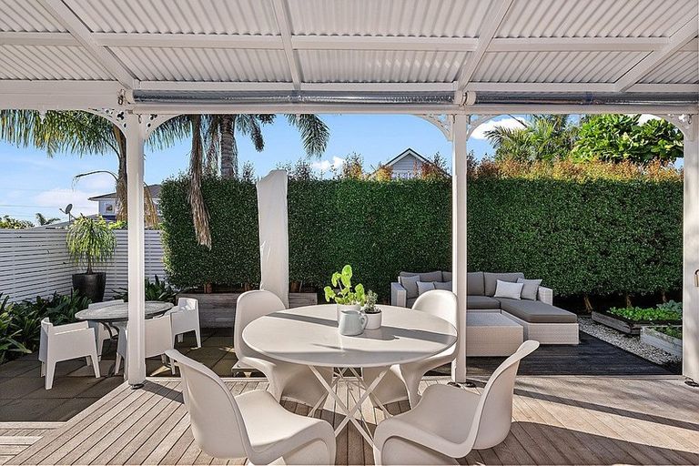 Photo of property in 2/70 Princes Street, Northcote Point, Auckland, 0627