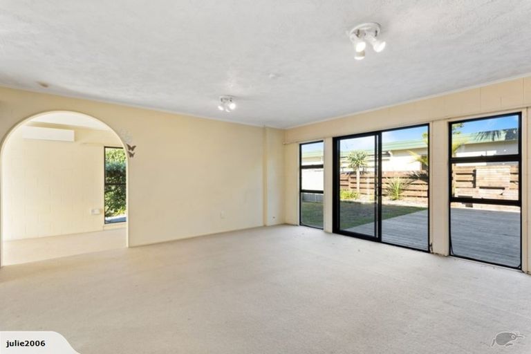 Photo of property in 1/41 Edgeworth Road, Glenfield, Auckland, 0629