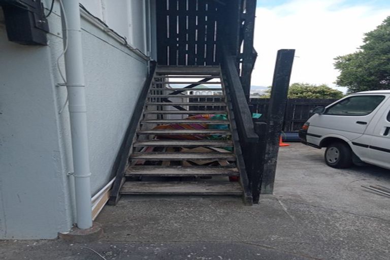 Photo of property in 140 Akaroa Drive, Maupuia, Wellington, 6022