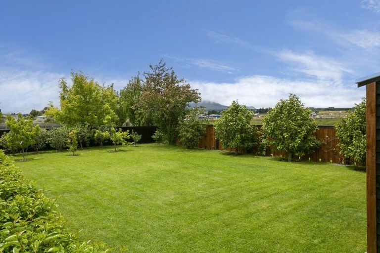 Photo of property in 16 Pukenamu Road, Rainbow Point, Taupo, 3330