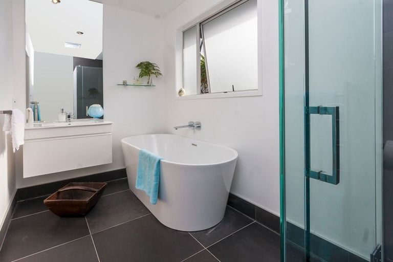 Photo of property in 121 Sandspit Road, Shelly Park, Auckland, 2014