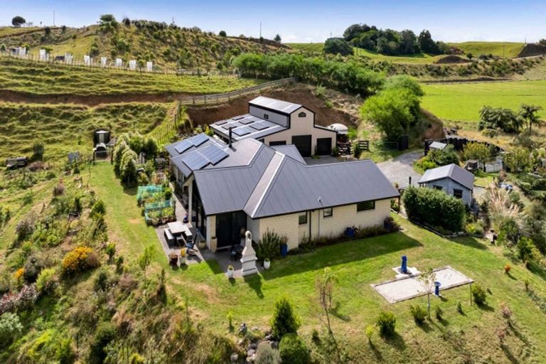 Photo of property in 2 Te Ara Karoiroa Road, Hurford, New Plymouth, 4374