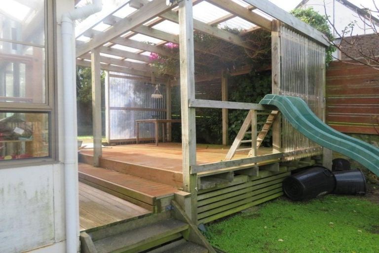 Photo of property in 32 Frobisher Street, Island Bay, Wellington, 6023