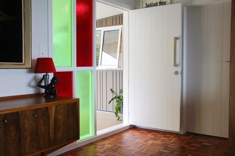 Photo of property in 15 Piha Road, Piha, New Lynn, 0772