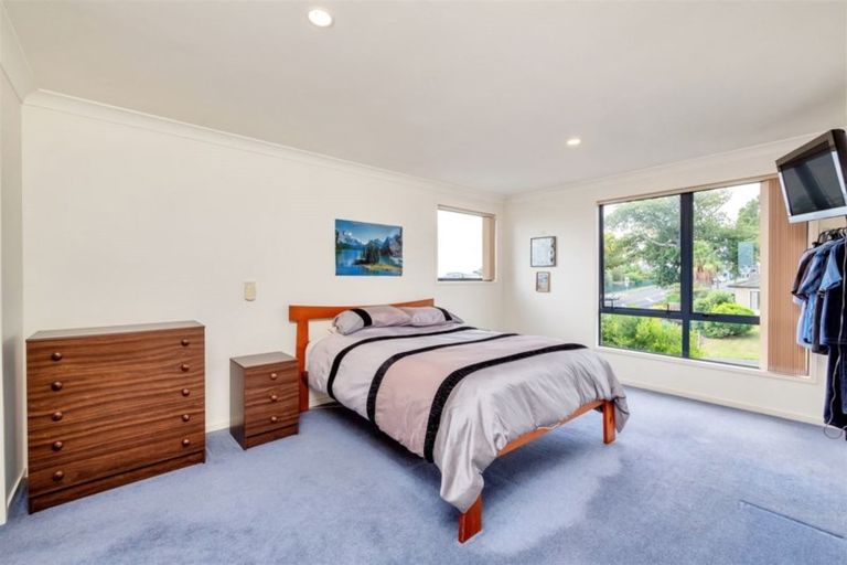 Photo of property in 1 Highfields Terrace, Henderson, Auckland, 0612