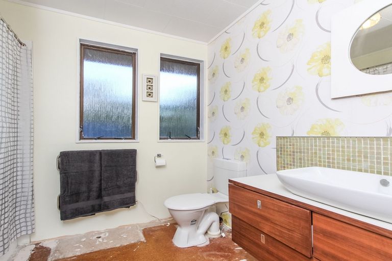 Photo of property in 43 Lavelle Road, Henderson, Auckland, 0612