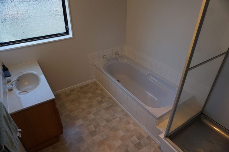 Photo of property in 4 Bosnyak Drive, Te Atatu South, Auckland, 0610