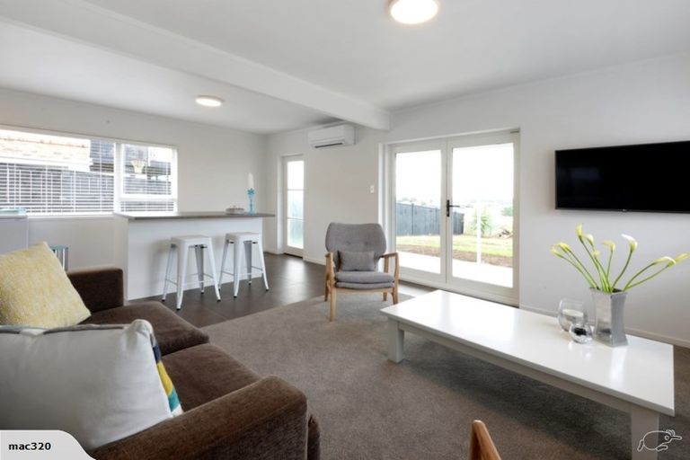 Photo of property in 2/611 Beach Road, Rothesay Bay, Auckland, 0630