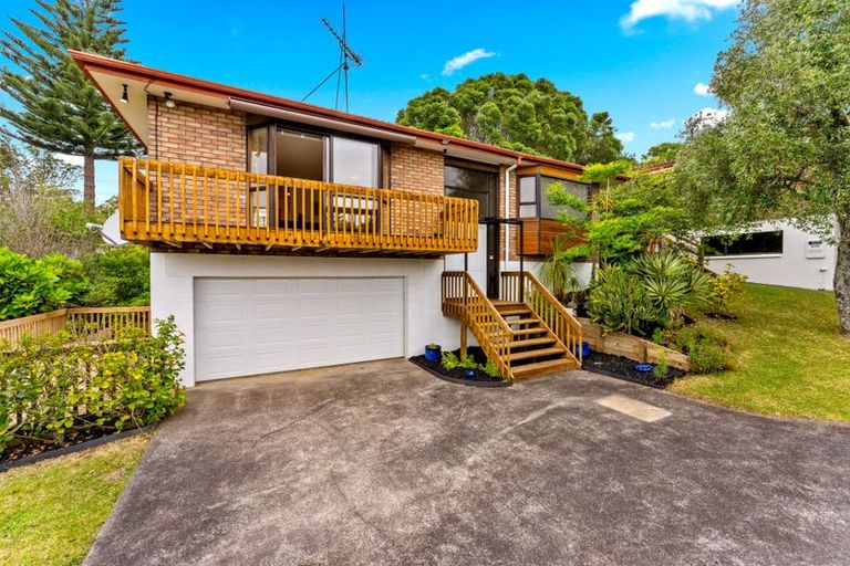 Photo of property in 1/12 Greenvalley Rise, Glenfield, Auckland, 0629