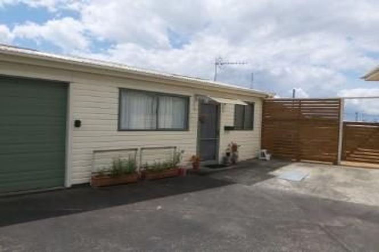Photo of property in 40 Waimumu Road, Massey, Auckland, 0614