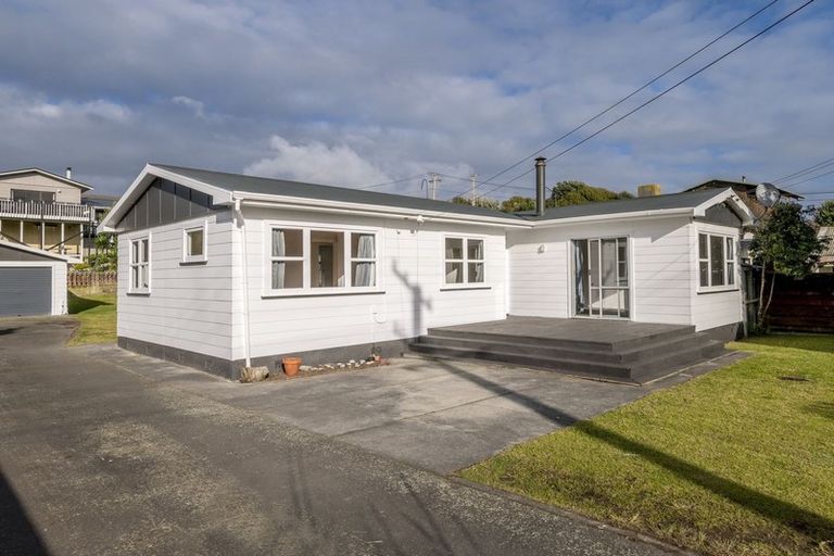 Photo of property in 10 Ngaio Street, Otaki Beach, Otaki, 5512
