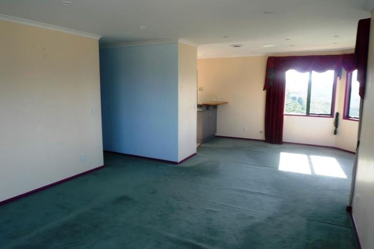 Photo of property in 11 Bennett Grove, Newlands, Wellington, 6037