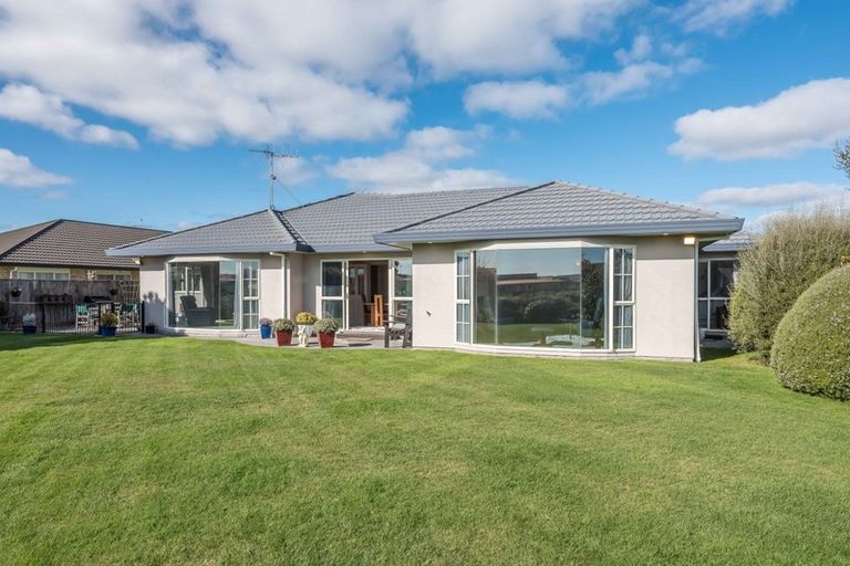Photo of property in 10 Glen Loch Place, Paraparaumu, 5032