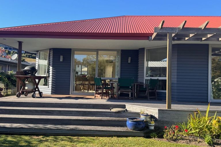 Photo of property in 6 Weka Place, Picton, 7220