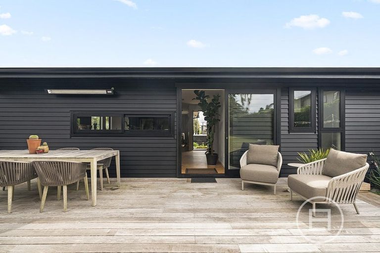 Photo of property in 4 Renata Crescent, Te Atatu Peninsula, Auckland, 0610