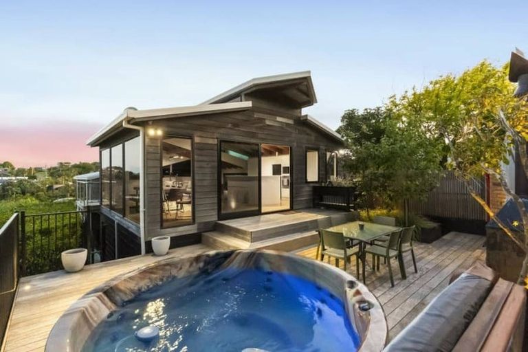 Photo of property in 1/3 Swann Beach Road, Stanmore Bay, Whangaparaoa, 0932