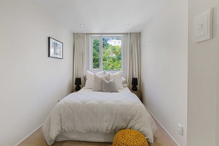 Photo of property in Oriana Apartments, 248 Oriental Parade, Oriental Bay, Wellington, 6011