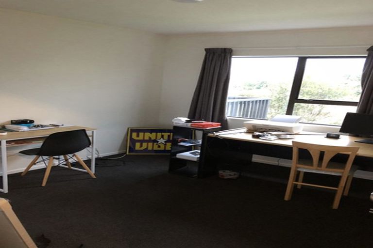 Photo of property in 3/92 Awaroa Road, Sunnyvale, Auckland, 0612