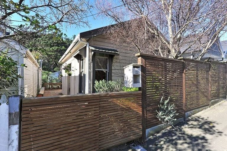 Photo of property in 39 Edinburgh Terrace, Berhampore, Wellington, 6023