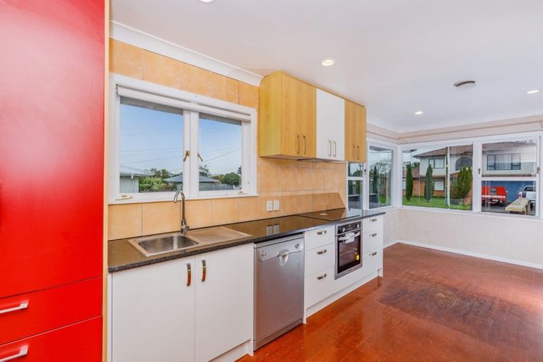 Photo of property in 8 Kiernan Place, Kelston, Auckland, 0602