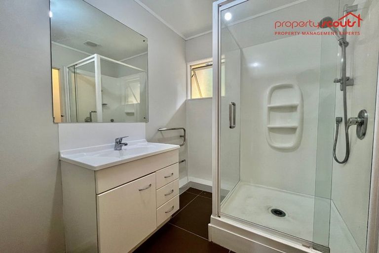 Photo of property in 2/22 Chivalry Road, Glenfield, Auckland, 0629