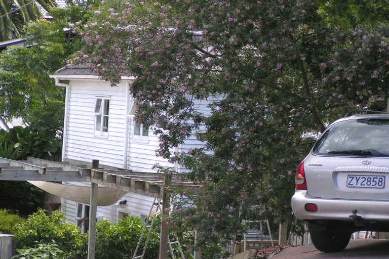 Photo of property in 1/192 Queen Street, Northcote Point, Auckland, 0627